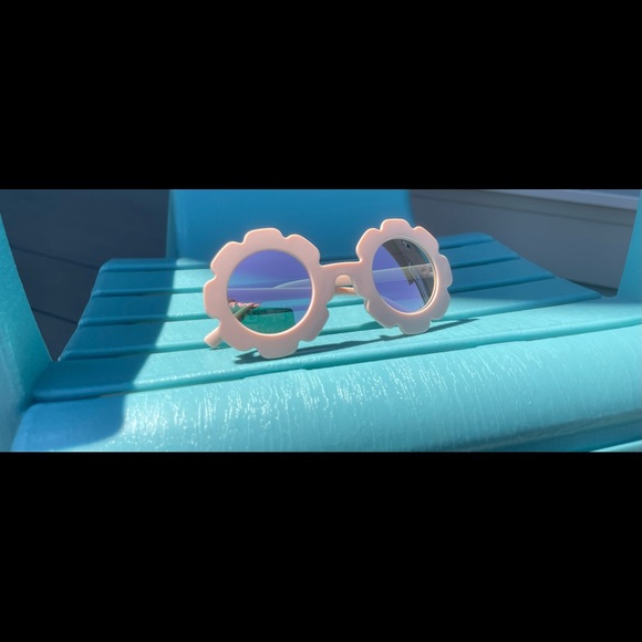 🌸🌸Cute pink flower sunglasses for kids🌸🌸 - Picture 2 of 4